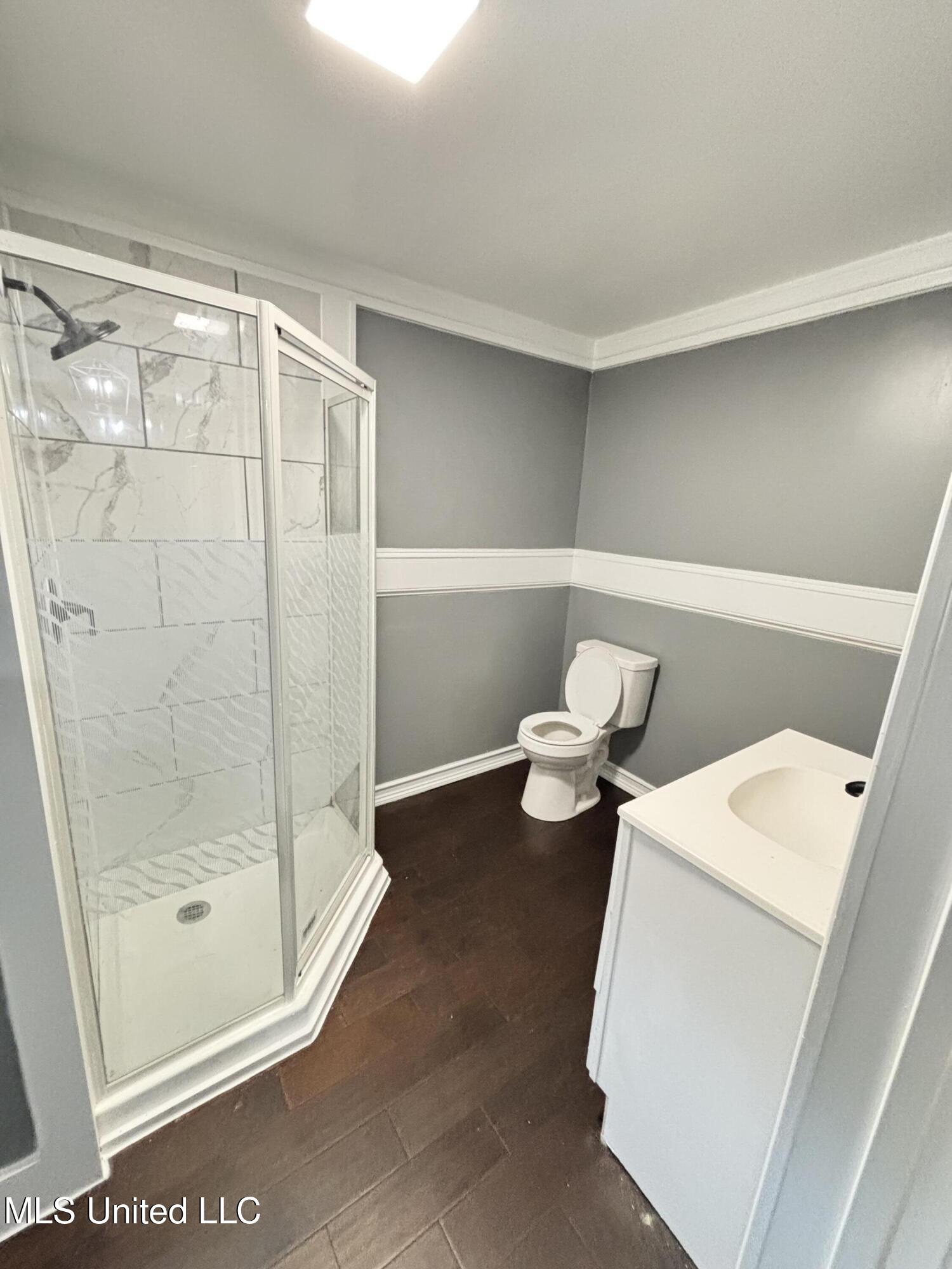 313 Garfield Street New Albany, MS 38652 - Photo 6 of 13 Hall Bathroom