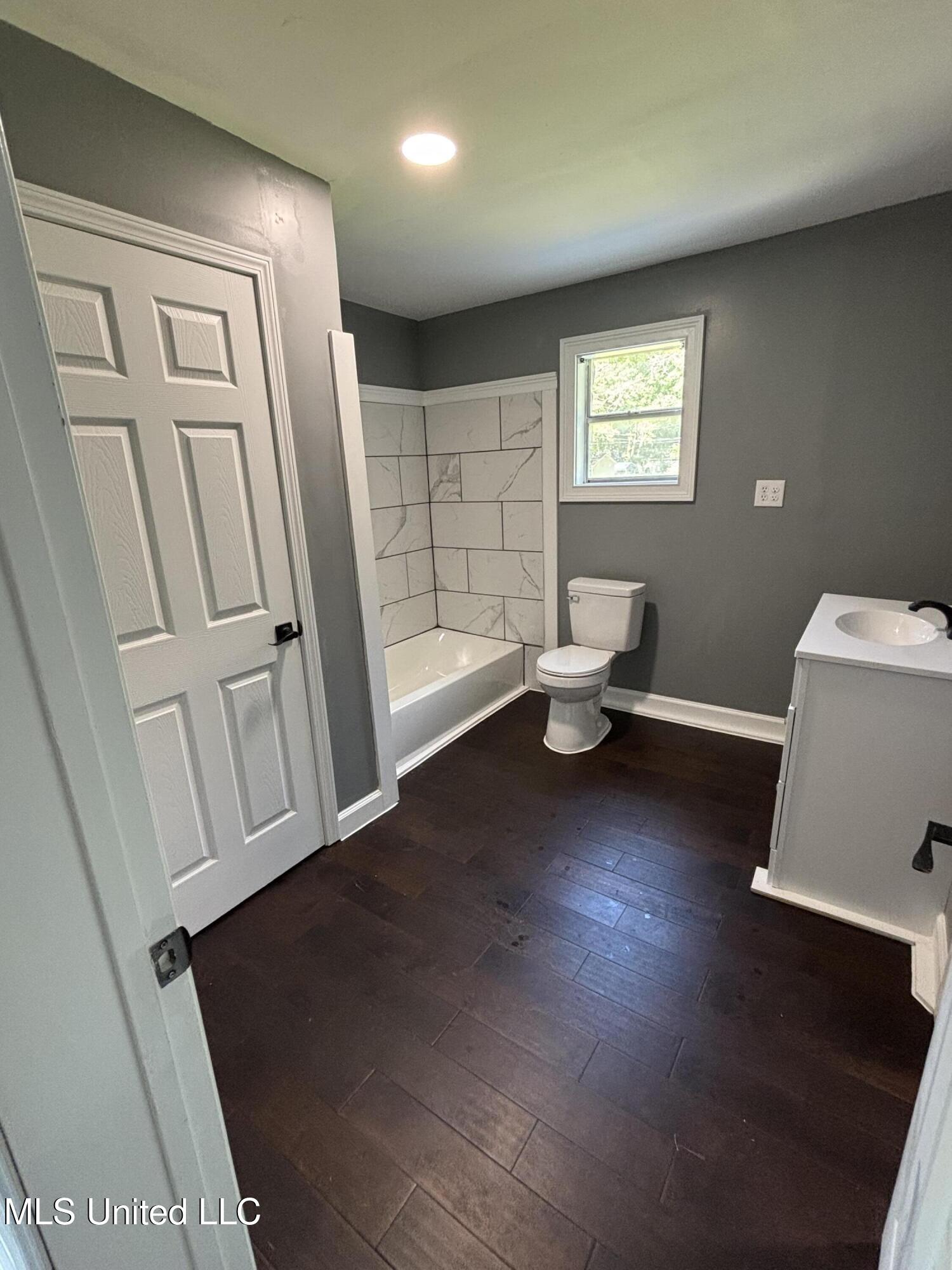 313 Garfield Street New Albany, MS 38652 - Photo 10 of 13 Master Bathroom