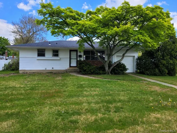 $625,000 | 5 Thorpe Lane, East Islip, NY 11730