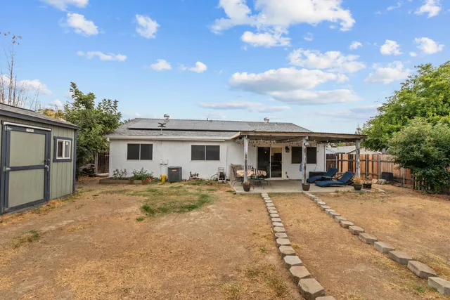 a view of a house with backyard