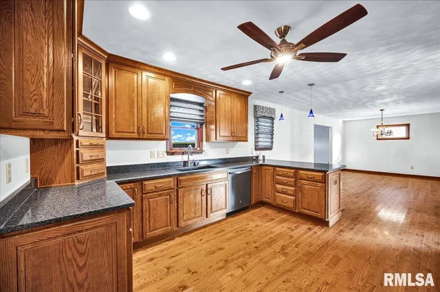 $325,000 | 1408 Hampton Road, Unit HAMPTON, Washington, IL 61571