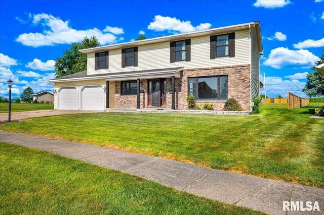 $325,000 | 1408 Hampton Road, Unit HAMPTON, Washington, IL 61571