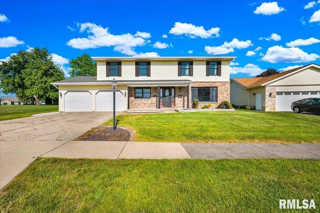 $325,000 | 1408 Hampton Road, Unit HAMPTON, Washington, IL 61571