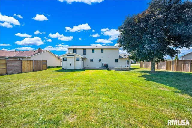 $325,000 | 1408 Hampton Road, Unit HAMPTON, Washington, IL 61571