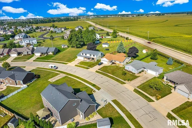 $325,000 | 1408 Hampton Road, Unit HAMPTON, Washington, IL 61571