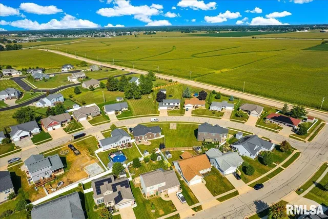 $325,000 | 1408 Hampton Road, Unit HAMPTON, Washington, IL 61571