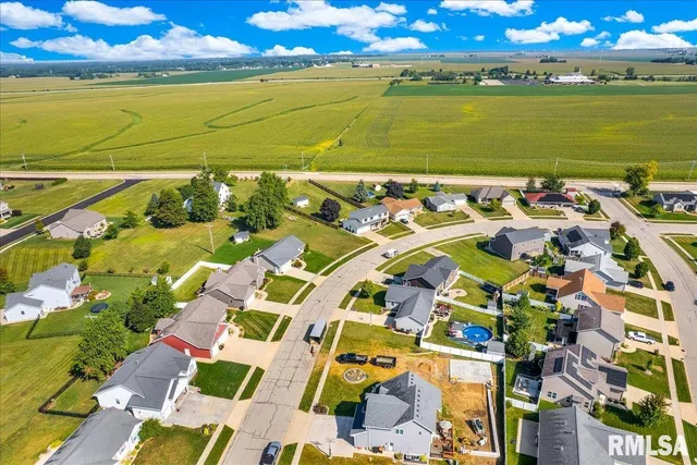 $325,000 | 1408 Hampton Road, Unit HAMPTON, Washington, IL 61571