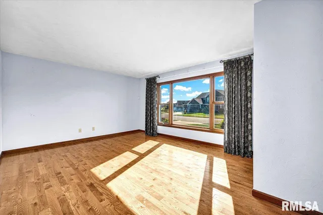 $325,000 | 1408 Hampton Road, Unit HAMPTON, Washington, IL 61571