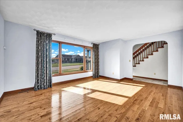 $325,000 | 1408 Hampton Road, Unit HAMPTON, Washington, IL 61571