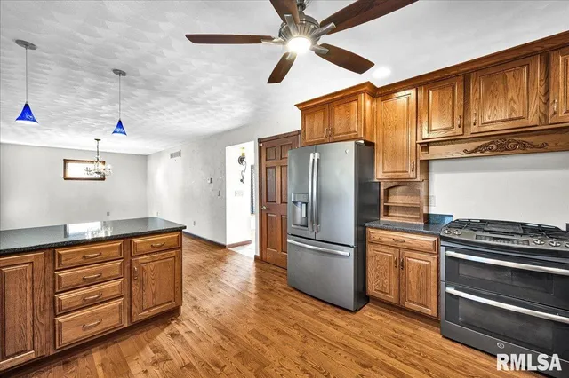 $325,000 | 1408 Hampton Road, Unit HAMPTON, Washington, IL 61571