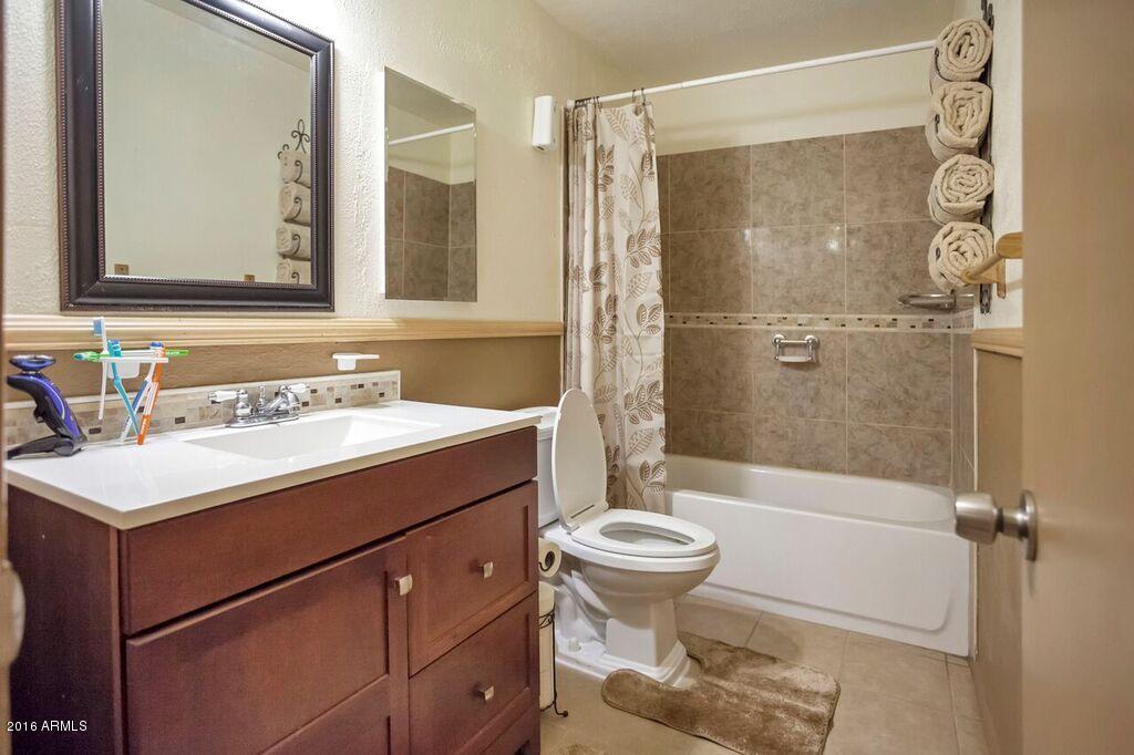 7726 West Osborn Road Phoenix, AZ 85033 - Photo 13 of 17 Bath