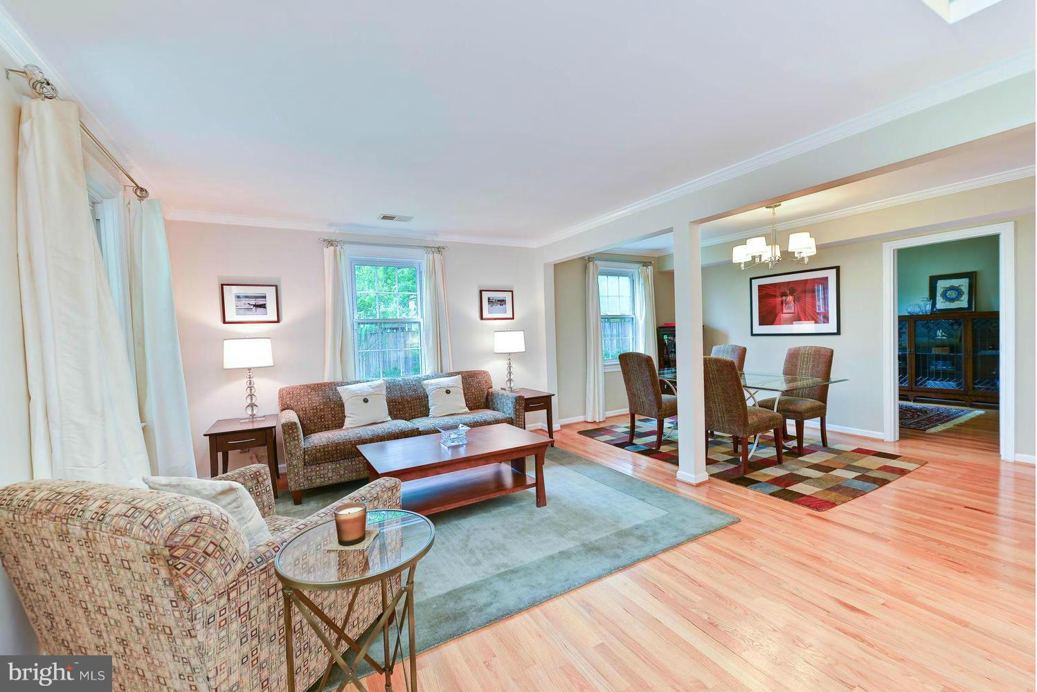 8907 Fort Hunt Road Alexandria, VA 22308 - Photo 3 of 29 Living Room
