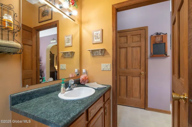 $599,000 | 230 Zicha Road, Esperance, NY 12092