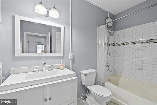 $2,000 | 4852 Eisenhower Avenue, Unit 237, Alexandria, VA 22304