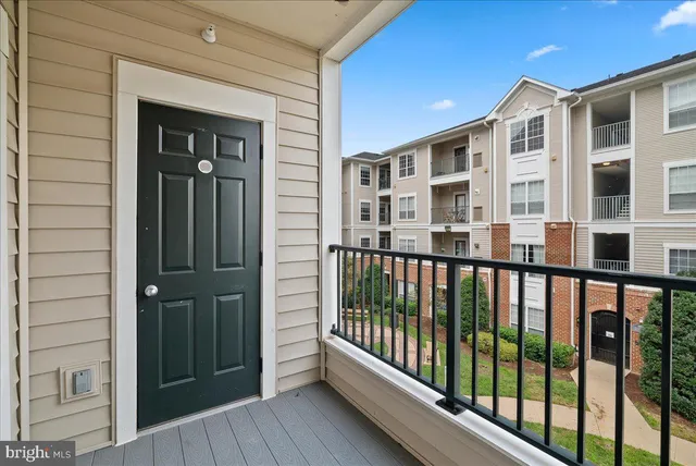 $2,000 | 4852 Eisenhower Avenue, Unit 237, Alexandria, VA 22304
