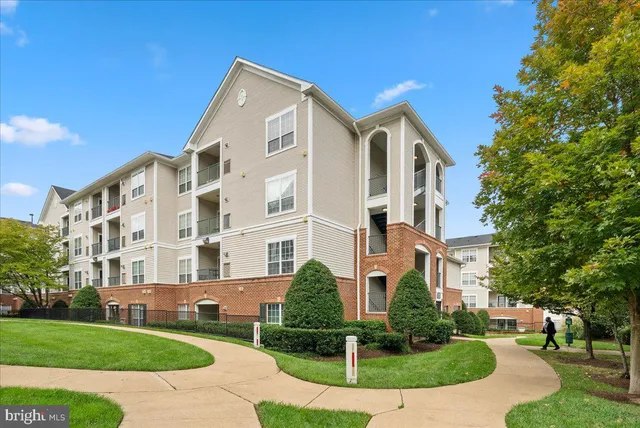 $2,000 | 4852 Eisenhower Avenue, Unit 237, Alexandria, VA 22304