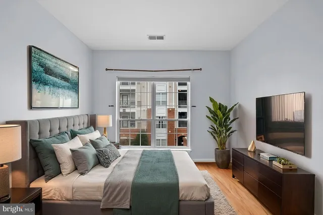 $2,000 | 4852 Eisenhower Avenue, Unit 237, Alexandria, VA 22304