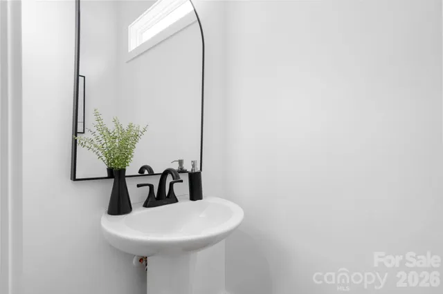 $675,000 | 1207 39th Avenue Northeast, Hickory, NC 28601