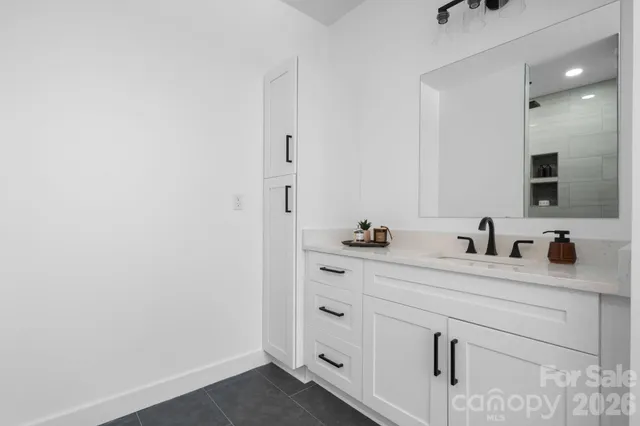 $675,000 | 1207 39th Avenue Northeast, Hickory, NC 28601