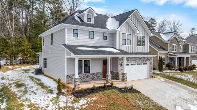 $675,000 | 1207 39th Avenue Northeast, Hickory, NC 28601
