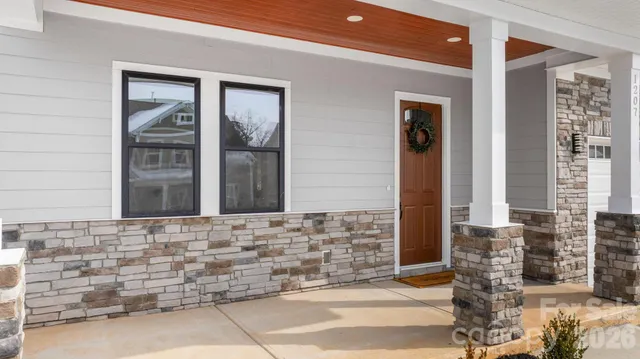 $675,000 | 1207 39th Avenue Northeast, Hickory, NC 28601