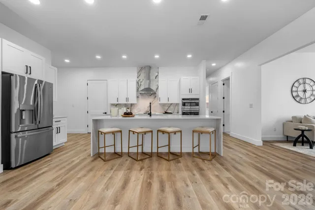 $675,000 | 1207 39th Avenue Northeast, Hickory, NC 28601