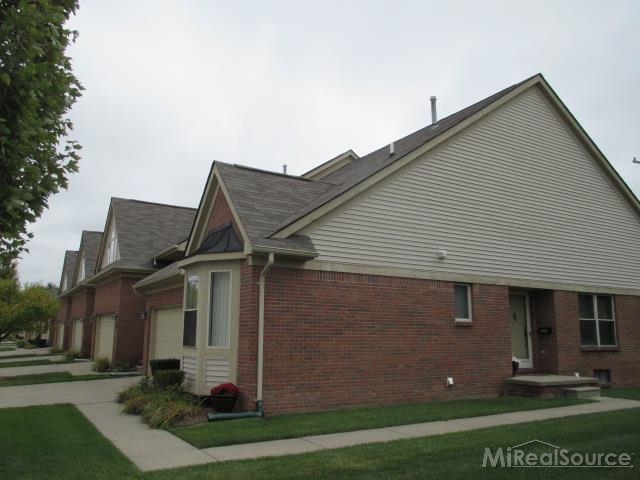 4056 April Lane Sterling Heights, MI 48310 - Photo 4 of 21 31217108-3.JPG