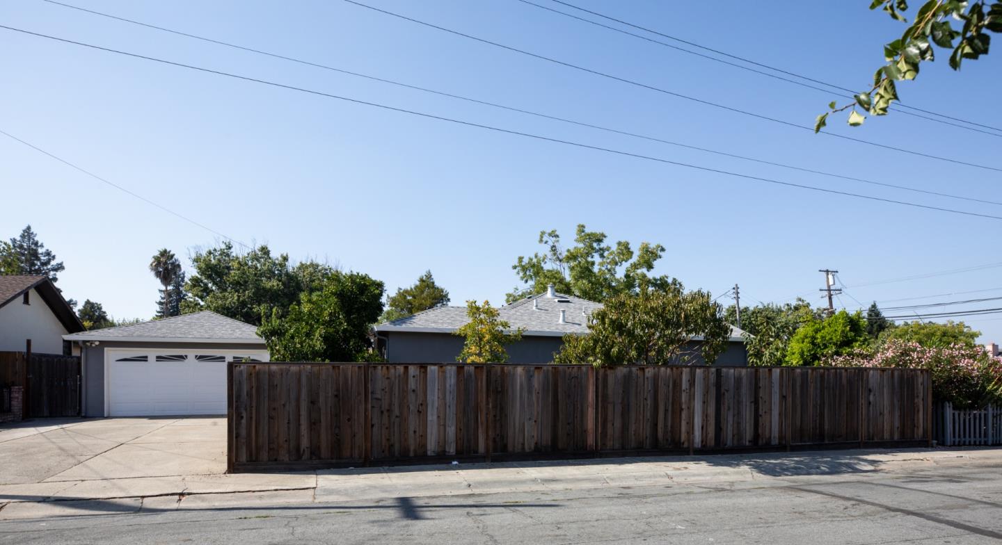 3432 Bay Road Redwood City, CA 94063 - Photo 29 of 33 a view of a backyard