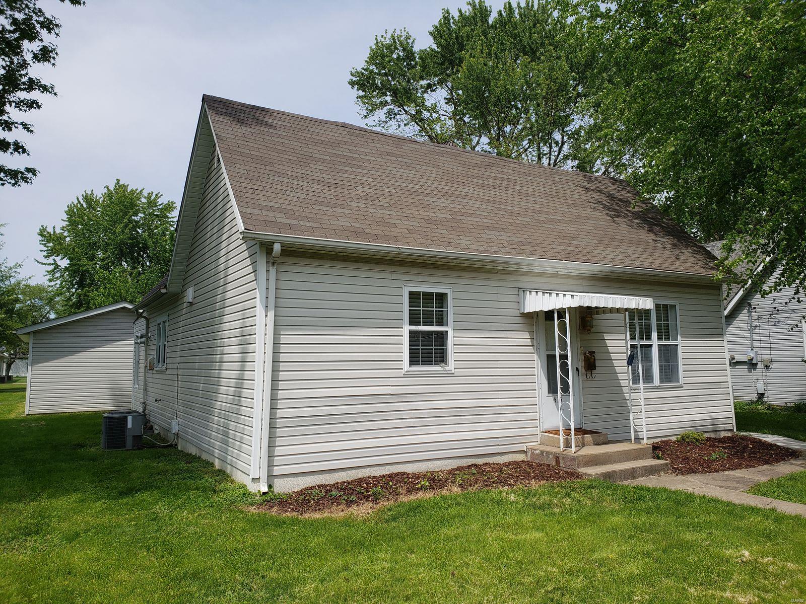 413 West Spring Street Staunton, IL 62088 - Photo 1 of 18