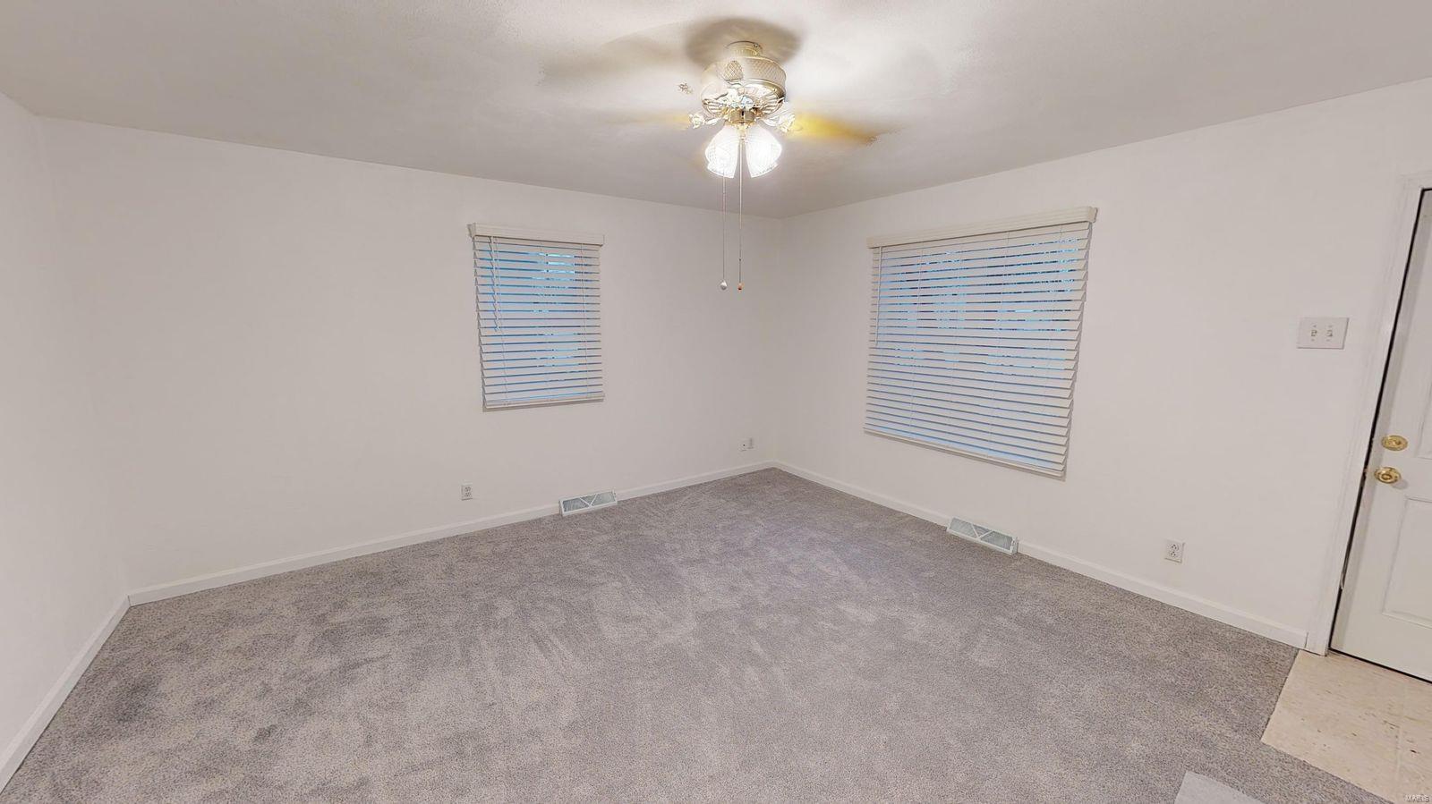413 West Spring Street Staunton, IL 62088 - Photo 3 of 18