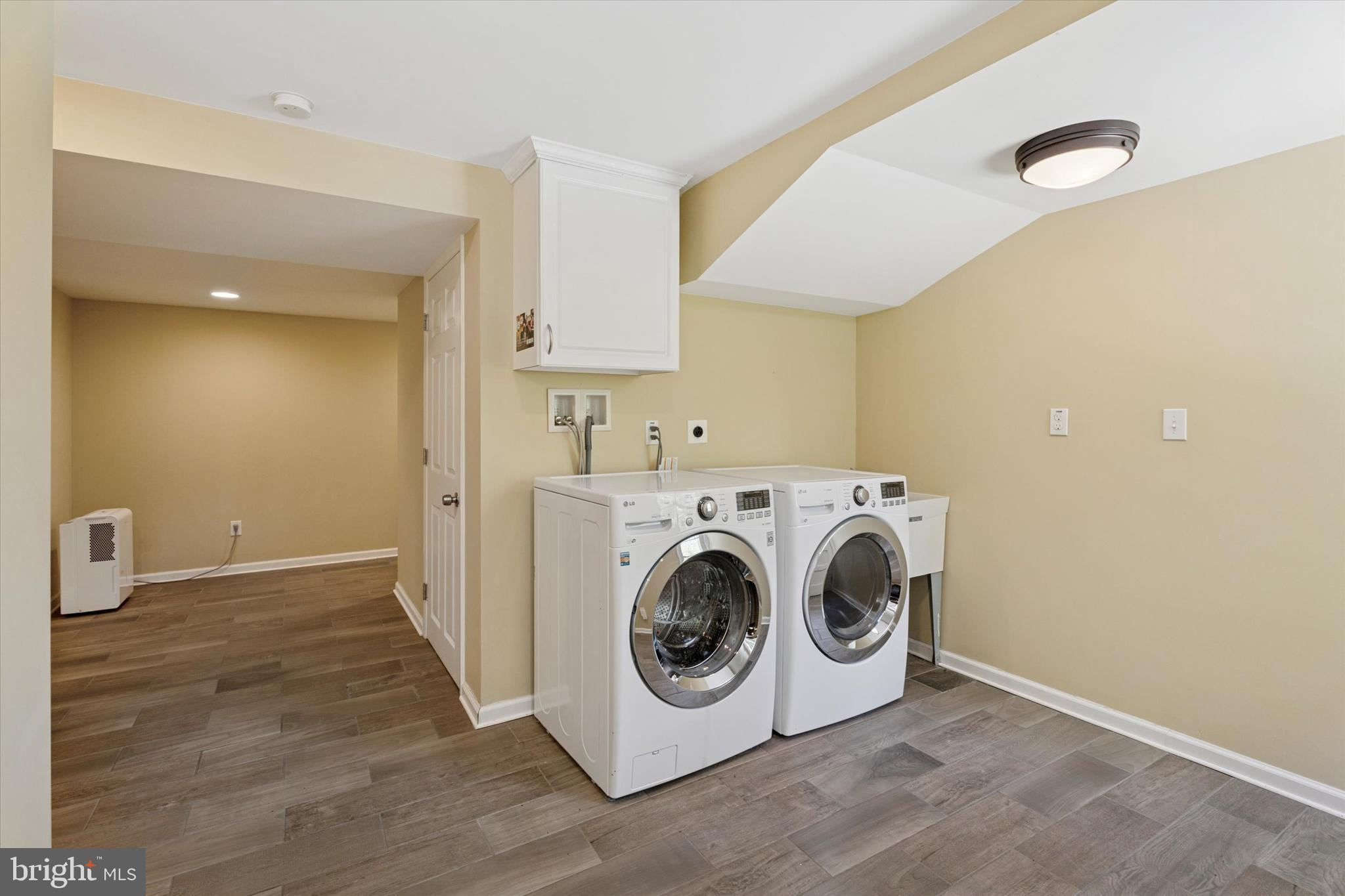317 Hilltop Road Paoli, PA 19301 - Photo 20 of 25 a utility room with dryer and washer