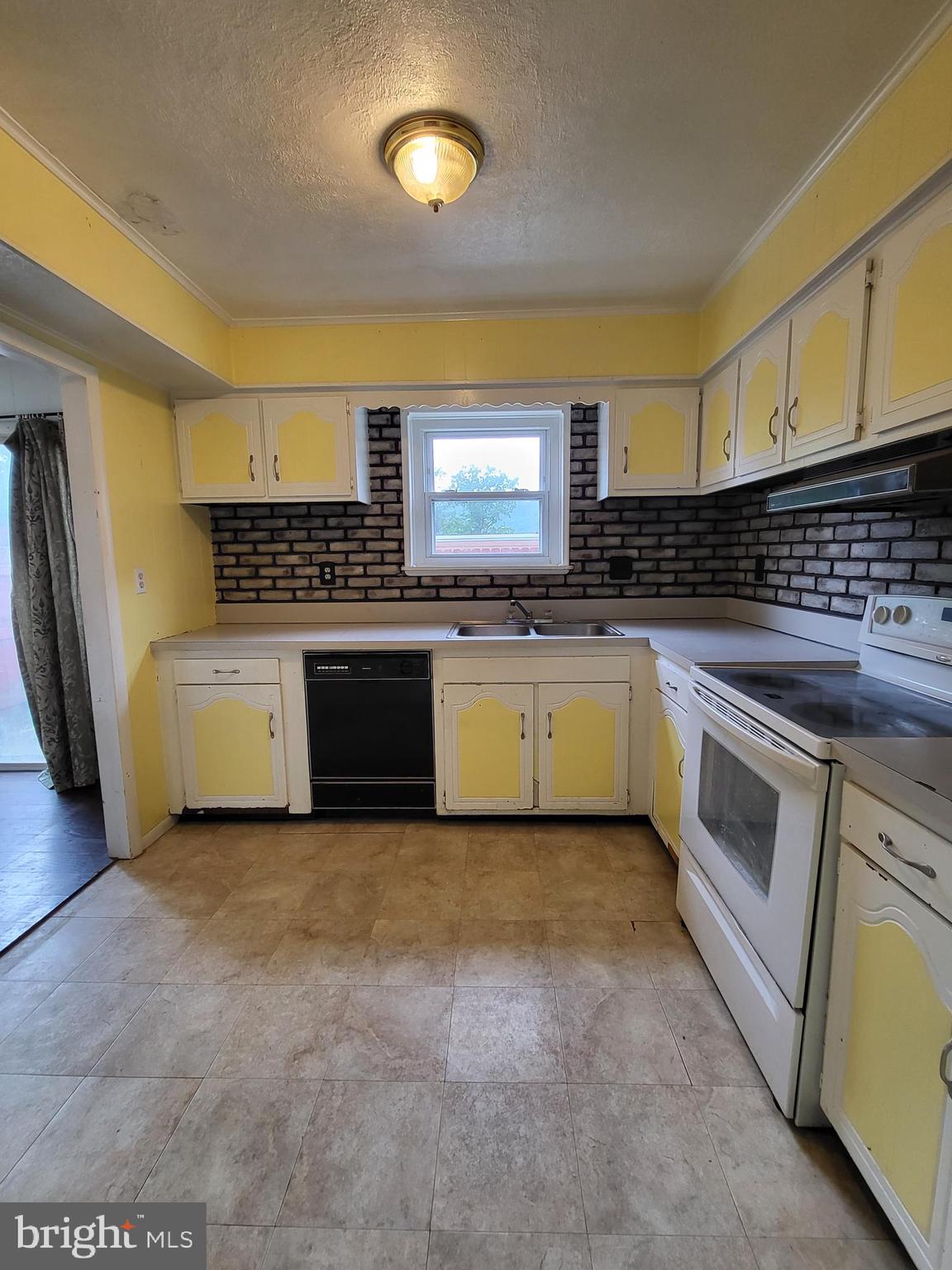 1157 Fox Run Reading, PA 19606 - Photo 8 of 32 Gallery Image 8