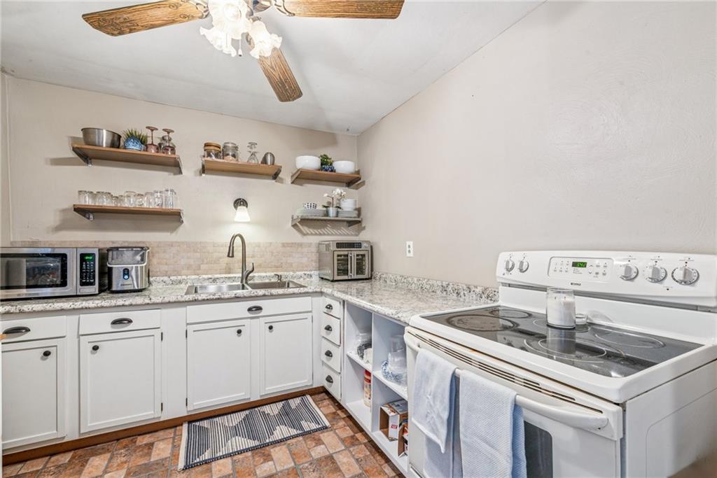 911 Colonial Manor Road Irwin, PA 15642 - Photo 11 of 33 Gallery Image 11