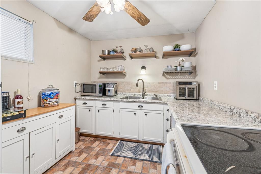 911 Colonial Manor Road Irwin, PA 15642 - Photo 10 of 33 Gallery Image 10