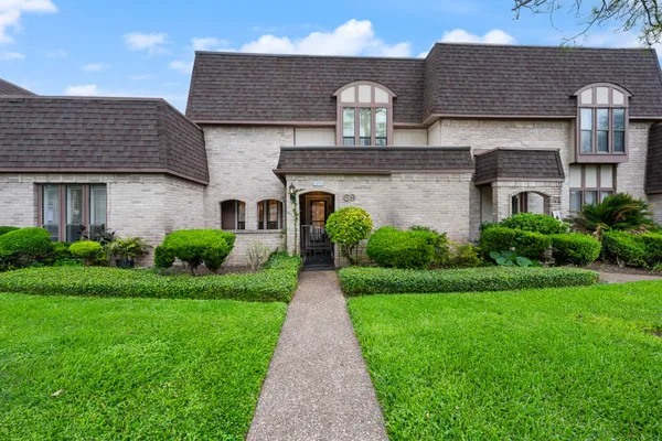 $269,900 | 69 South Bachelor Button Street, Lake Jackson, TX 77566