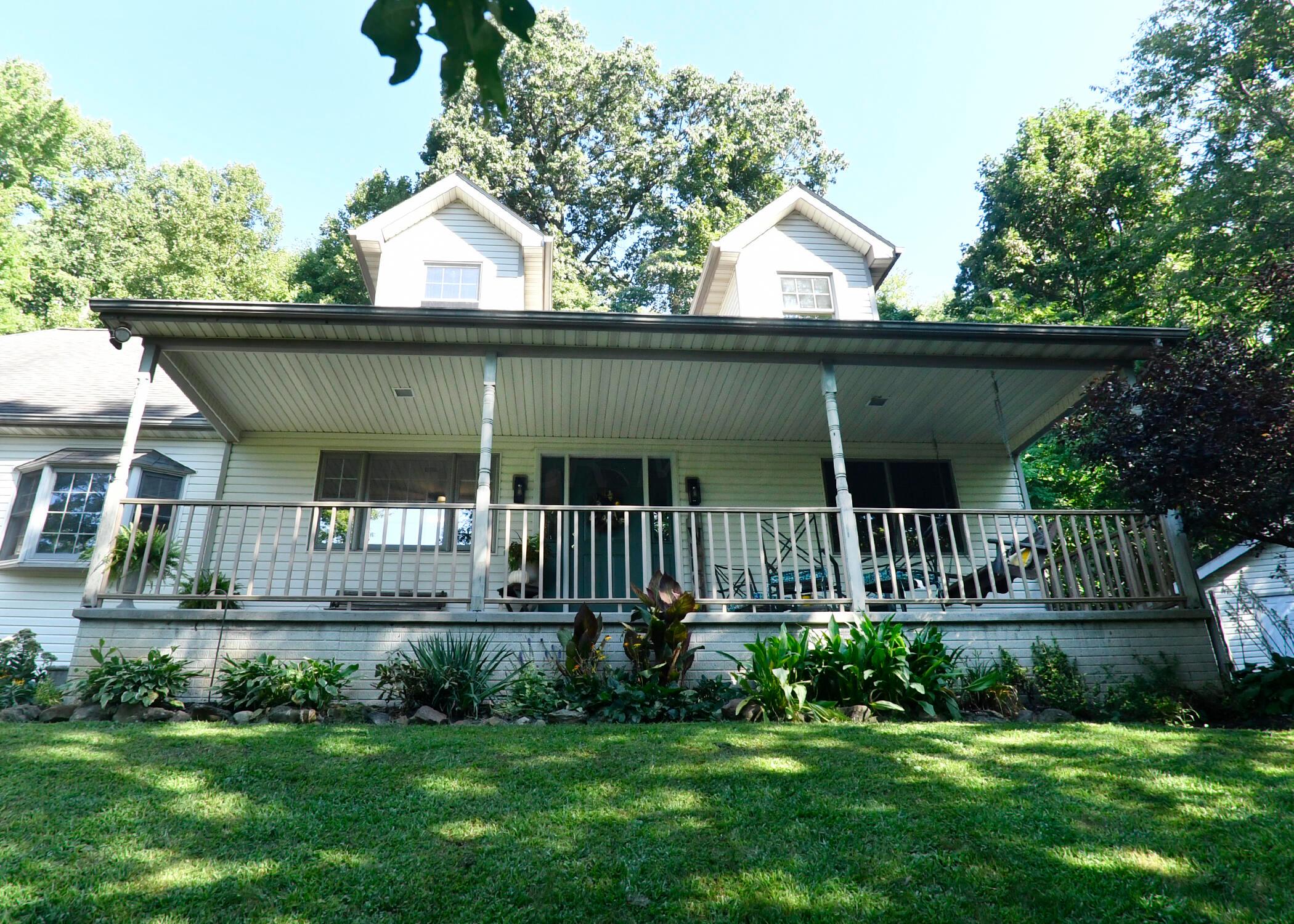 266 Ross Road Southeast Lancaster, OH 43130 - Photo 3 of 56 A covered front porch!