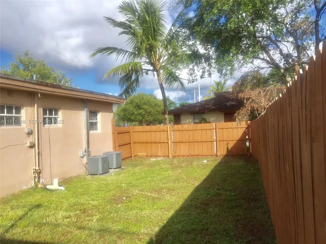 a view of a backyard