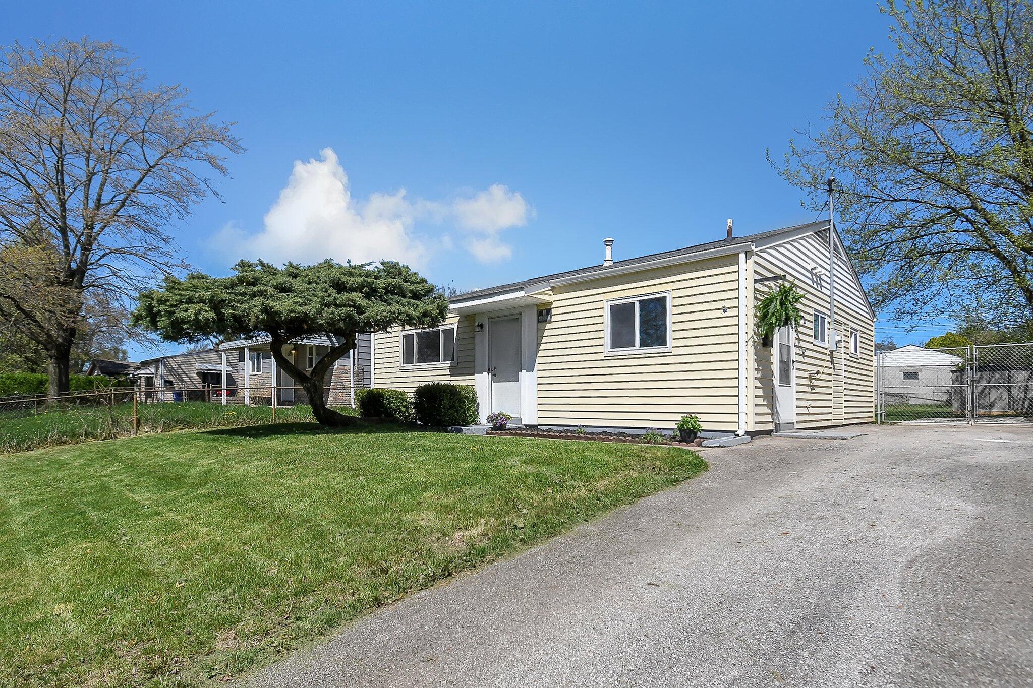 3046 Baker Hill Road Columbus, OH 43207 - Photo 3 of 24 3-web-or-mls-3046-baker-hill-rd