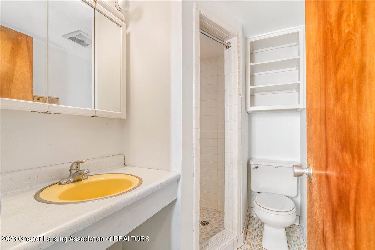 930 Delridge Road East Lansing, MI 48823 - Photo 26 of 50 Guest Full Bath