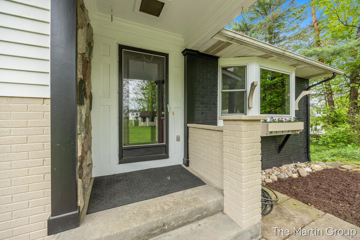 6610 Riga Avenue Northeast Rockford, MI 49341 - Photo 4 of 50 Entry to Home