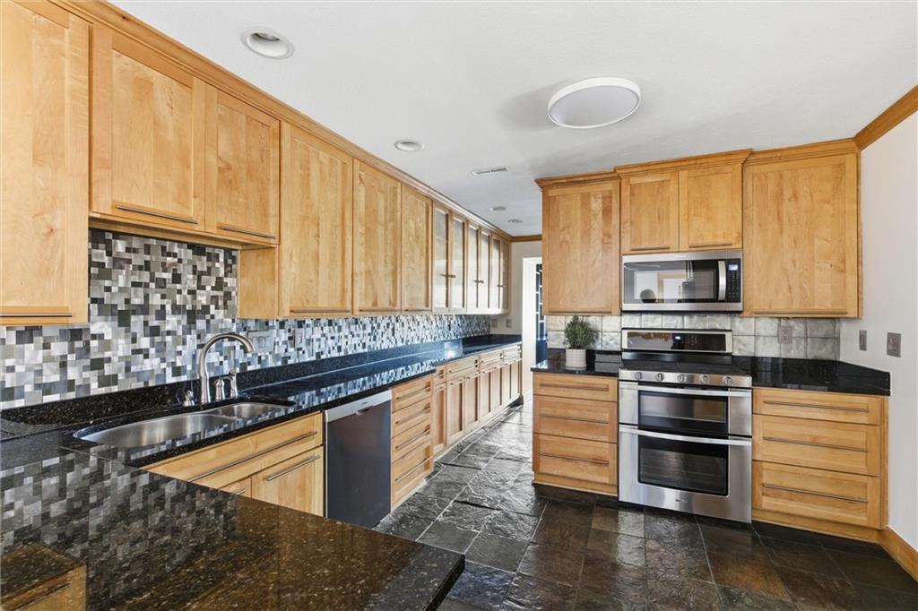 6216 Ash Street Mission, KS 66202 - Photo 13 of 35