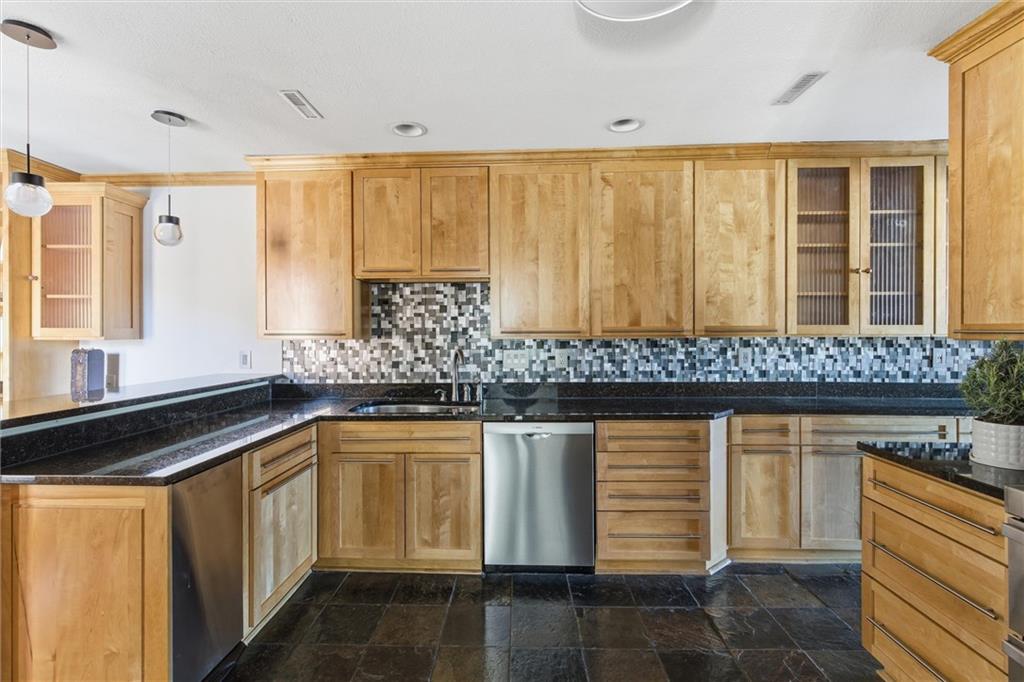 6216 Ash Street Mission, KS 66202 - Photo 14 of 35