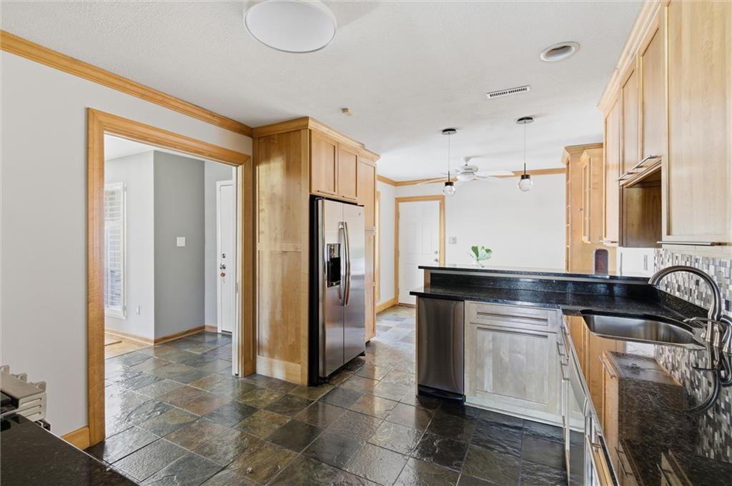 6216 Ash Street Mission, KS 66202 - Photo 16 of 35