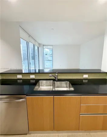 $3,990 | 1050 Brickell Avenue, Unit 2420, Miami, FL 33131