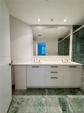 $3,990 | 1050 Brickell Avenue, Unit 2420, Miami, FL 33131