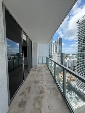 $3,990 | 1050 Brickell Avenue, Unit 2420, Miami, FL 33131