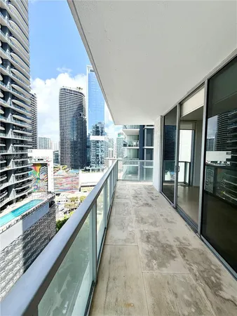 $3,990 | 1050 Brickell Avenue, Unit 2420, Miami, FL 33131