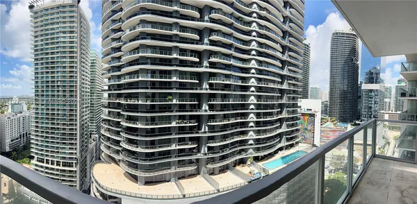 $3,990 | 1050 Brickell Avenue, Unit 2420, Miami, FL 33131