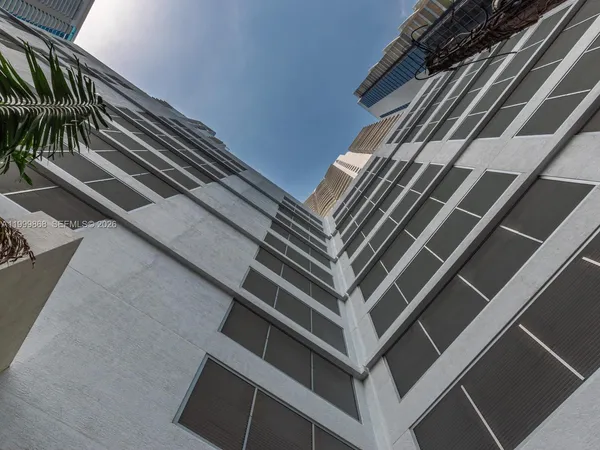 $3,990 | 1050 Brickell Avenue, Unit 2420, Miami, FL 33131