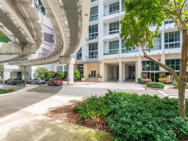 $3,990 | 1050 Brickell Avenue, Unit 2420, Miami, FL 33131